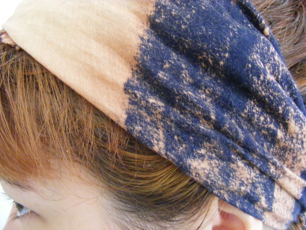 Easy crafts for lazy people: Abstract bleach wall art and&nbsp;bandana