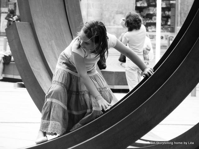 GIrl playing in the street Bordeaux