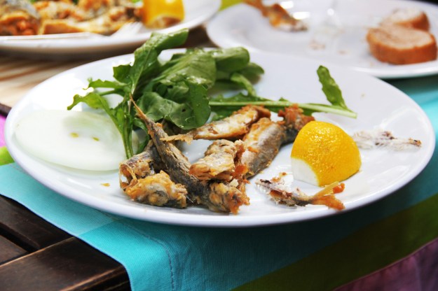 Fried sardines with lemon and arugula