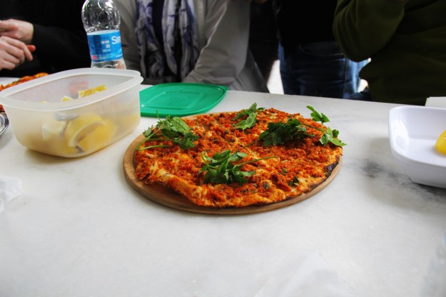 istanbul culinary backstreets_lahmacun